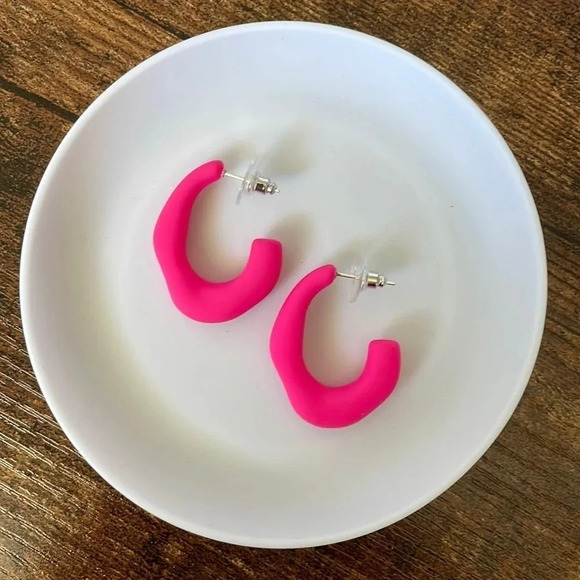 ❤️ NEW 2/$20 or 3/$25 Statement Hot Pink Oversize Matte Acrylic Cuff Earrings - Picture 1 of 6